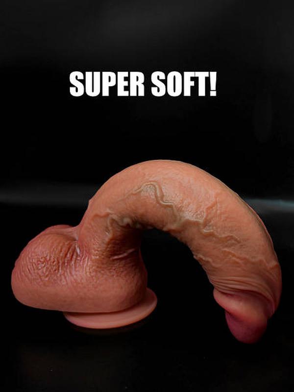 Realistischer Dildo mit Saugnapf in natürlicher Hautfarbe, flexible und detailreiche Oberfläche, ideal für vielseitige Anwendung.